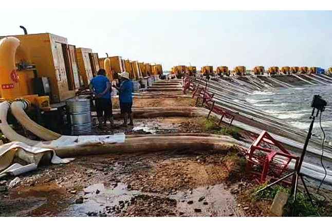 郑州神龙排涝泵车在鄱阳湖抢险现场发挥重要作用